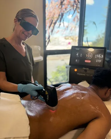 Séance d'épilation laser du dos chez un homme au centre de Sainte-Clotilde