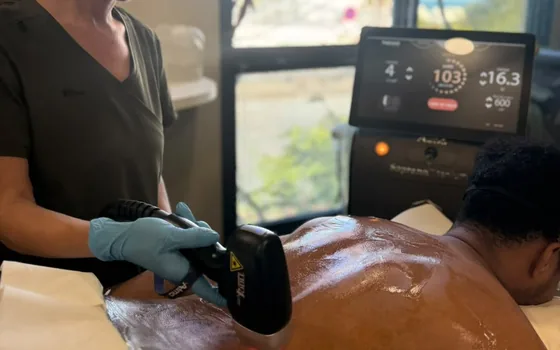 Séance d'épilation laser du dos chez un homme au centre de Sainte-Clotilde