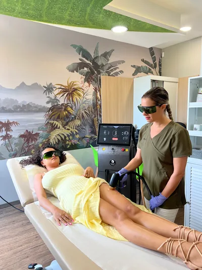 Séance d'épilation laser des jambes en cabine au centre